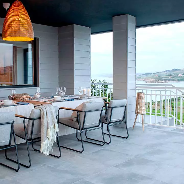 terraza exterior con vistas al mar cantabria