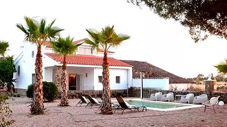 Bonita casa rodeada de un mar de encinas